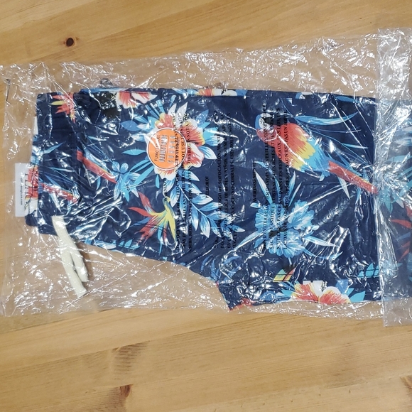 Boys size 8 tropical printed shorts - Picture 4 of 4